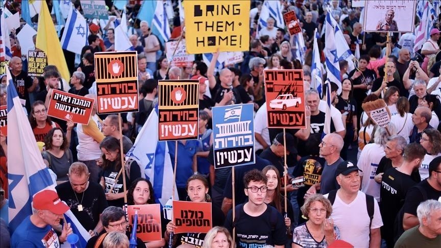 تستمر 3 أيام.. بدء مسيرة لذوي أسرى إسرائيليين من تل أبيب للقدس 