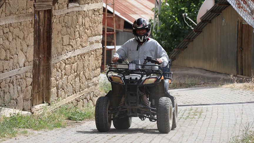 Erzincan'da 40 yıllık muhtar "Şükrü dede" köyün işlerine ATV'siyle yetişiyor