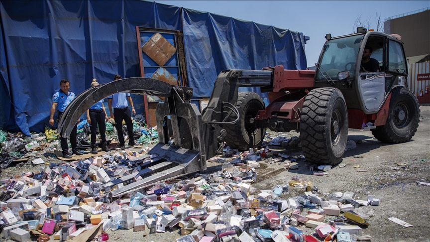 Antalya'da ele geçirilen 5 bin 807 sahte parfüm imha edildi