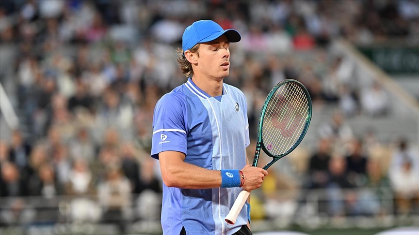 Alex De Minaur withdraws from Wimbledon quarterfinals after hip injury