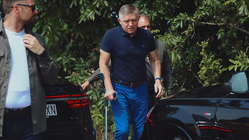 Slovakya'da silahlı saldırıya uğrayan Başbakan Fico görevine döndü