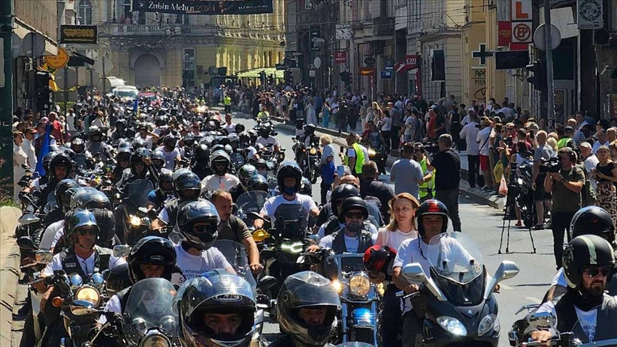 Saraybosna'ya gelen yüzlerce motosikletli, soykırım kurbanları anısına Srebrenitsa'ya hareket etti