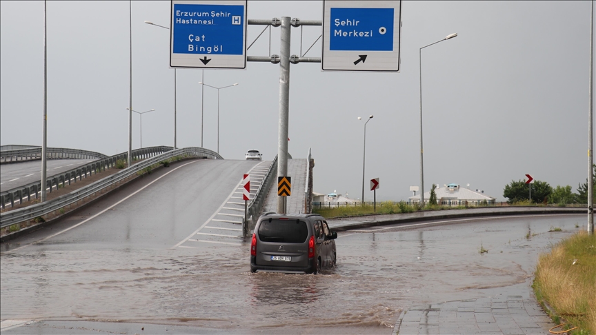 Erzurum ile Ağrı'da sağanak, Palandöken'in zirvesinde ise dolu etkili oldu