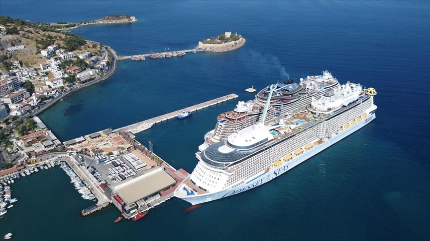 Kuşadası'nda kruvaziyer turizm hareketliliği sürüyor