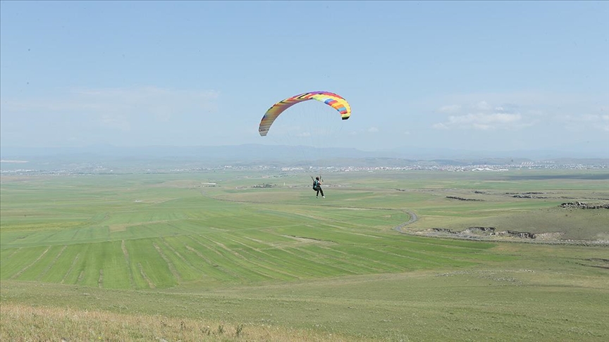 Kars'ın yamaç paraşütü pilotları şehre yeni bir soluk getiriyor