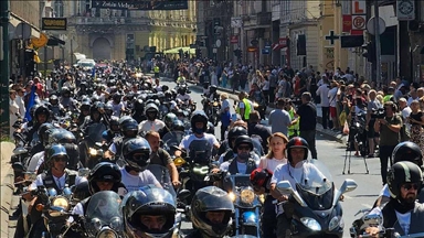Saraybosna'ya gelen yüzlerce motosikletli, soykırım kurbanları anısına Srebrenitsa'ya hareket etti