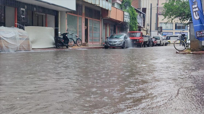 Bursa'da sağanak su baskınlarına neden oldu