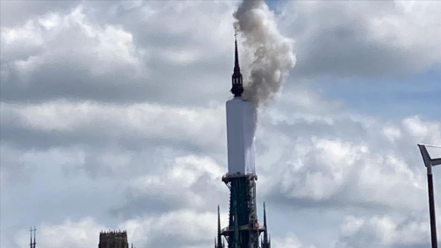 Fransa'da tarihi Rouen Katedrali'nin kulesinde yangın çıktı