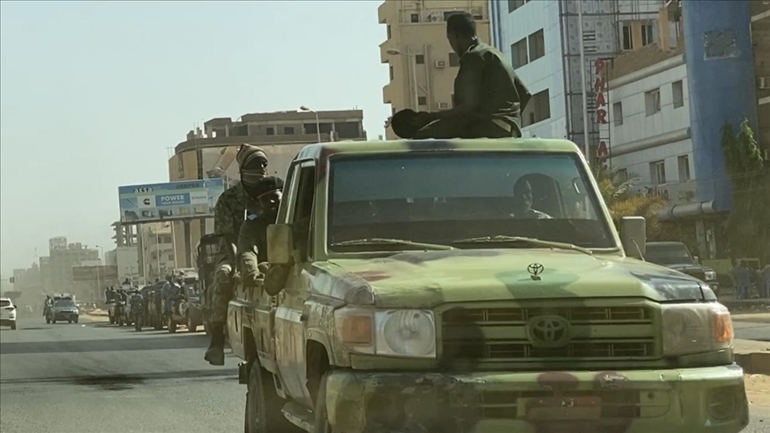 Sudanese civilians flee amid growing clashes between army, RSF militia in Sennar state
