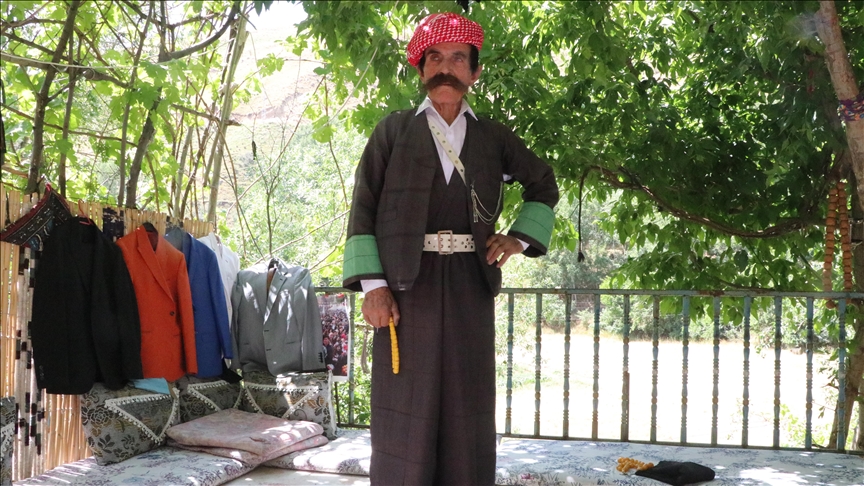 Giysilerinde 60 yıldır tescilli şal şepik kumaşı tercih ediyor
