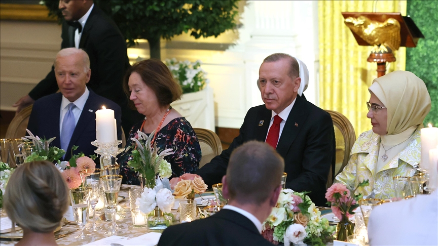 أردوغان وعقيلته يشاركان في مأدبة عشاء رسمية أقامها بايدن