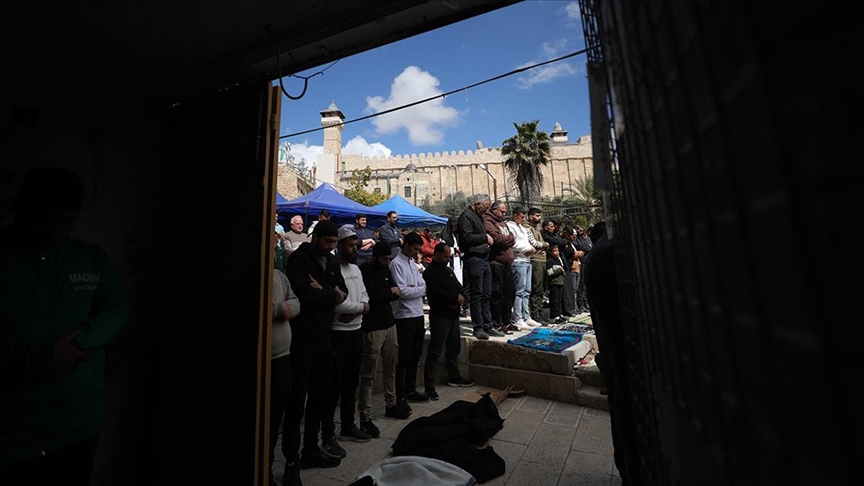 El Halil Vakıflar Müdürü, İsrail makamlarının İbrahim Camisi'nin avlusunun üzerini örttüğünü söyledi