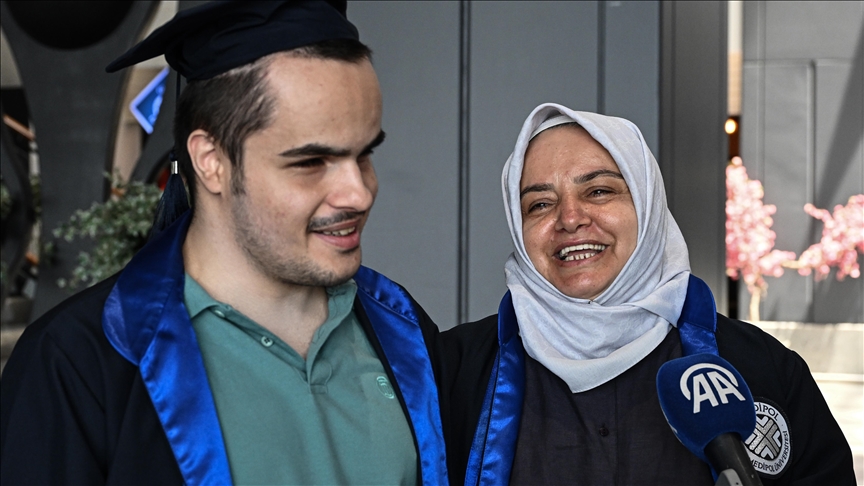 Görme engelli oğluna "gölge öğretmen" olan anneye teşekkür belgesi