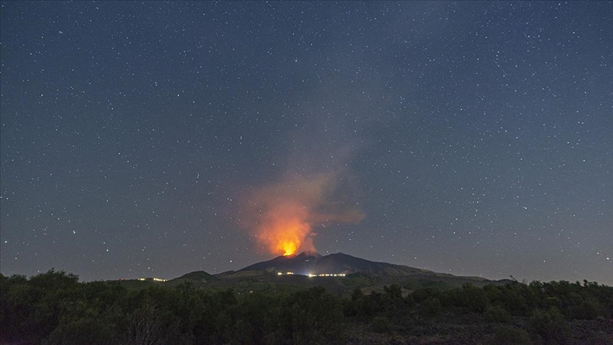 İtalya'da Etna Yanardağı yeniden kül ve lav püskürttü