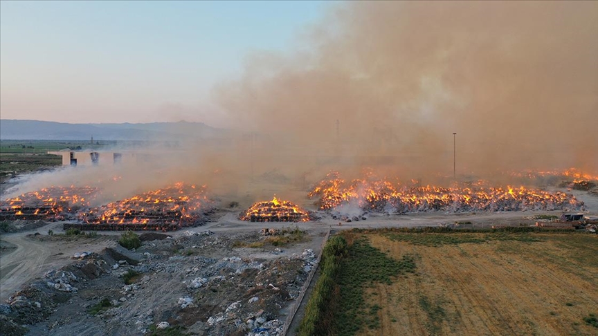 Aydın'daki kağıt fabrikasında çıkan yangına müdahale sürüyor