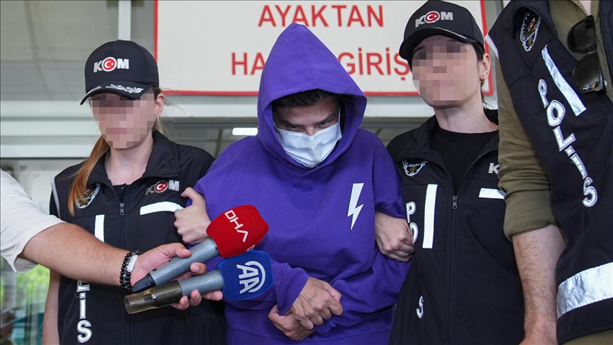 İzmir'de dolandırıcılık ve zimmet operasyonunda gözaltına alınan banka şube müdürü adliyede