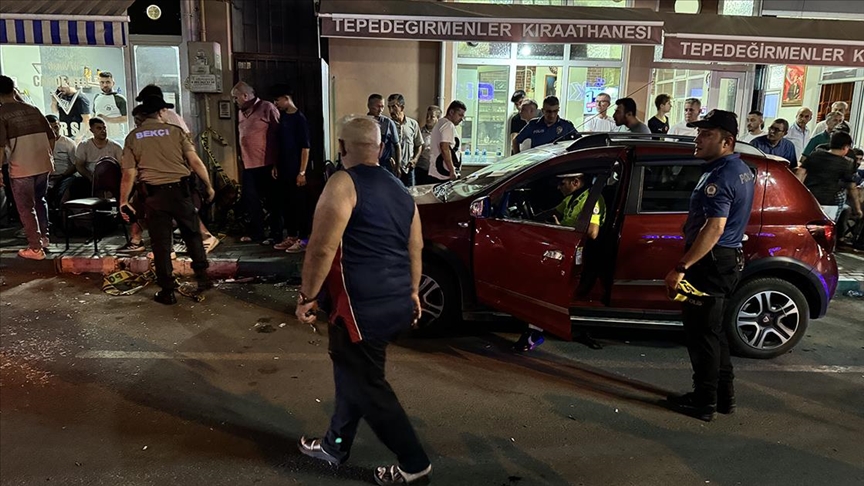 Tekirdağ'da otomobil kıraathane önünde oturanlara çarptı, 11 kişi yaralandı