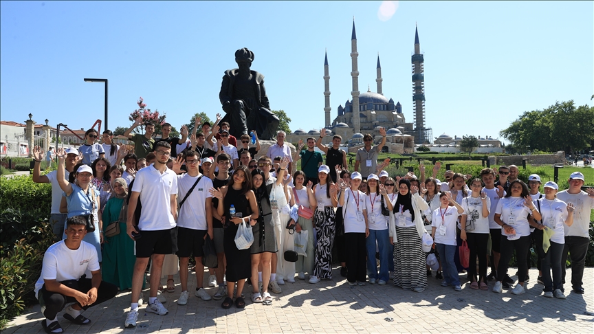 Edirne'deki yaz kampına katılan Balkanlar'da yaşayan öğrenciler Selimiye Camisi'ni gezdi