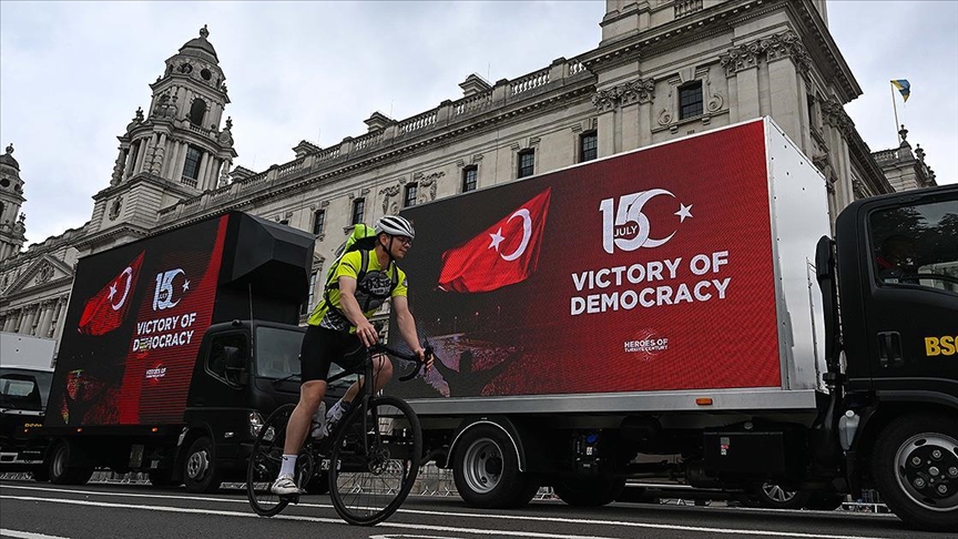 Streets of London showcase Turkish resistance to defeated 2016 coup