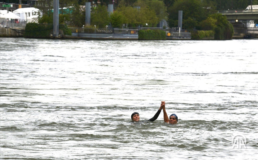 France : la ministre des Sports se baigne dans la Seine à treize jours des JO
