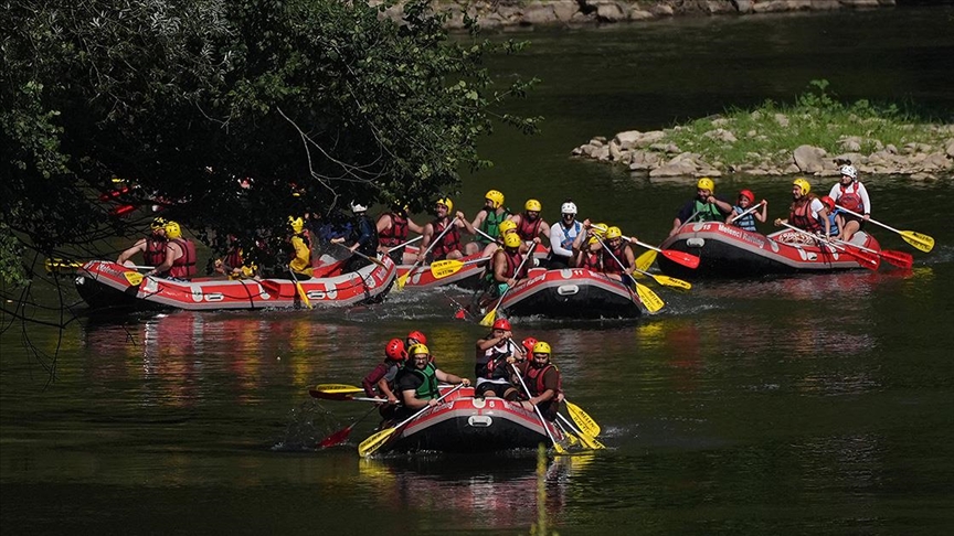 Düzce'de maceraseverler sıcakta rafting yaparak serinliyor