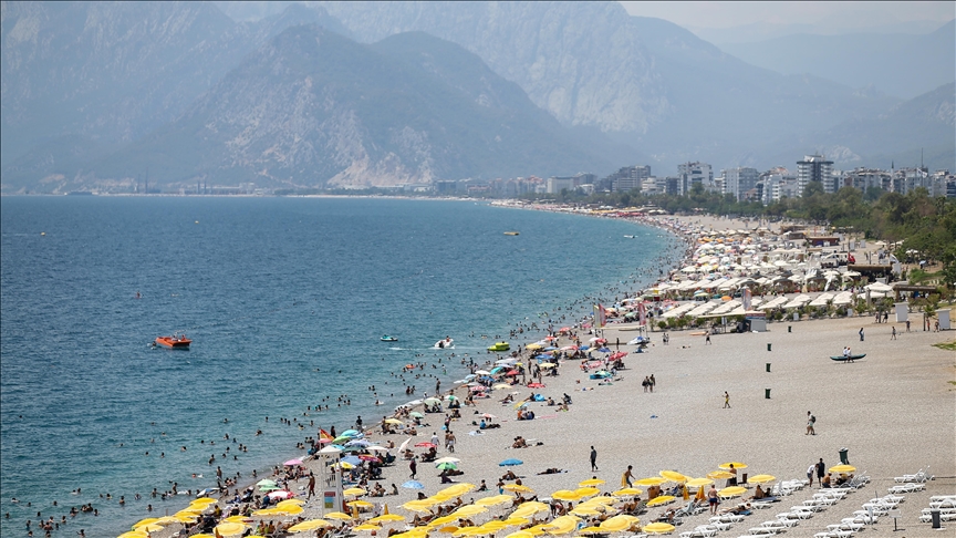 Antalya'da sıcak hava ve nem etkili oluyor