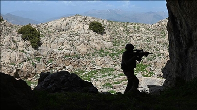 Pençe-Kilit Operasyonu bölgesindeki mağaralarda çok sayıda silah ve mühimmat ele geçirildi