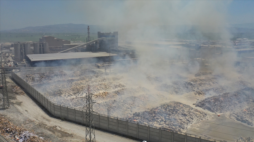Aydın'da kağıt fabrikasında çıkan yangın 4. gününde devam ediyor