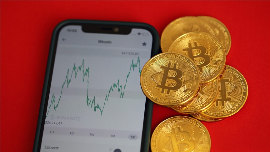 Bitcoin soars over 4% to $62,500