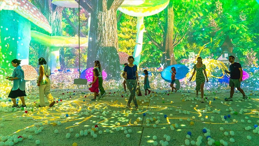 X Media Art Museum'da "Alice Harikalar Diyarında" deneyim sergisi açıldı