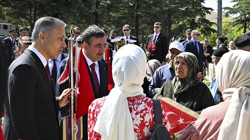 Cumhurbaşkanı Yardımcısı Yılmaz ve Bakan Yerlikaya, 15 Temmuz Şehitliği'ndeki anma törenine katıldı