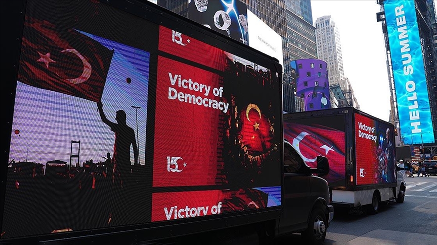 New York ve Pensilvanya'da 15 Temmuz için led ekranlı kamyonlar dolaştırıldı