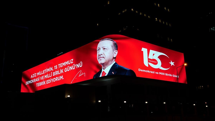 Cumhurbaşkanı Erdoğan'ın, 15 Temmuz mesajı, İletişim Başkanlığı'ndaki dijital gösterim ekranında yayınlandı