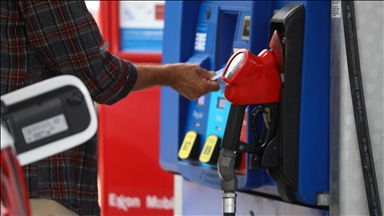 Oil prices ease on strong dollar