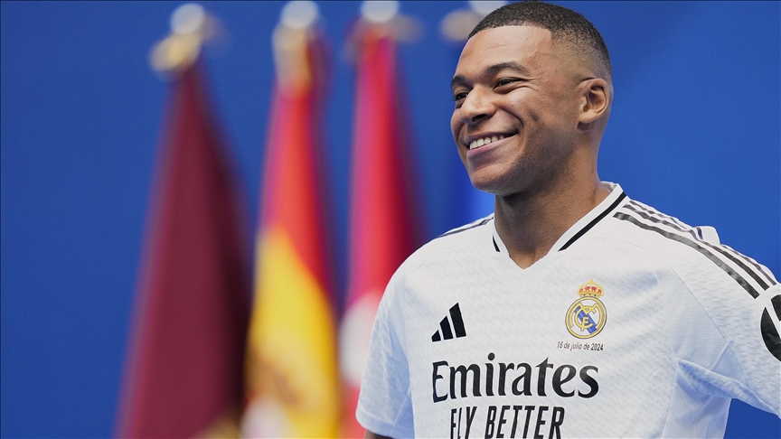 Real Madrid, Mbappe'yle 80 binden fazla taraftarın önünde sözleşme imzaladı