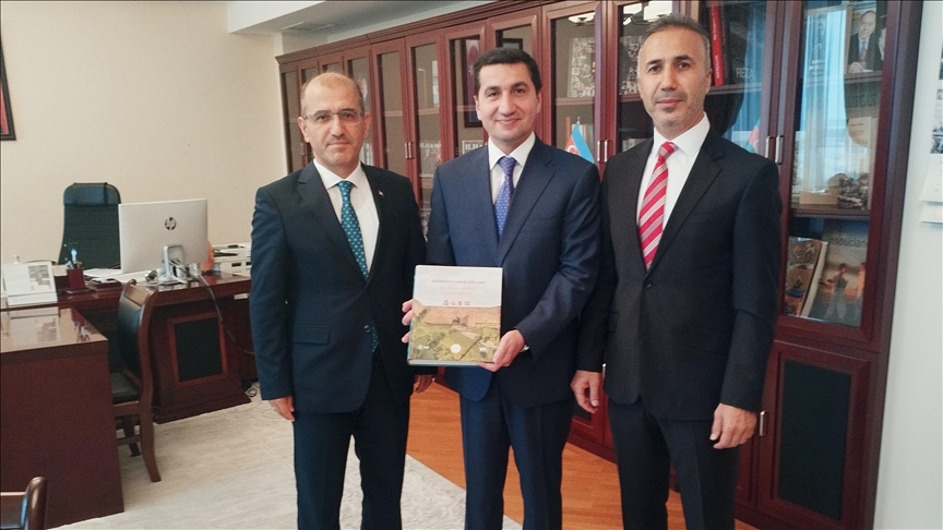 Cumhurbaşkanlığı İletişim Başkanlığınca yayımlanan "Azerbaycan'ın Sırları" kitabı Hikmet Hacıyev'e takdim edildi