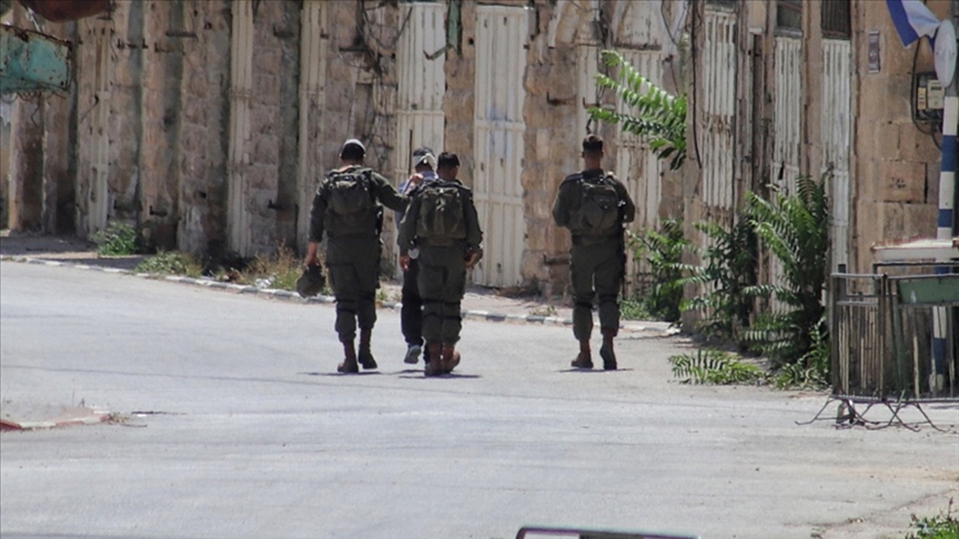 İsrail askerleri Batı Şeria'da en az 20 Filistinliyi gözaltına aldı