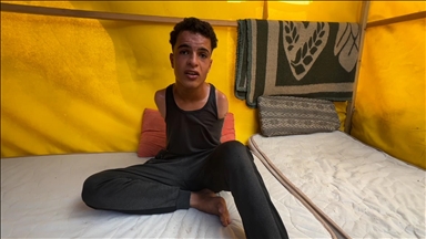 غزة.. فتى  بلا ذراعين يقاوم مصاعب الحياة في خيمة 