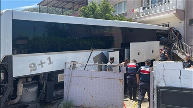 Aydın'da yolcu otobüsünün eve çarpması sonucu 1 kişi hayatını kaybetti