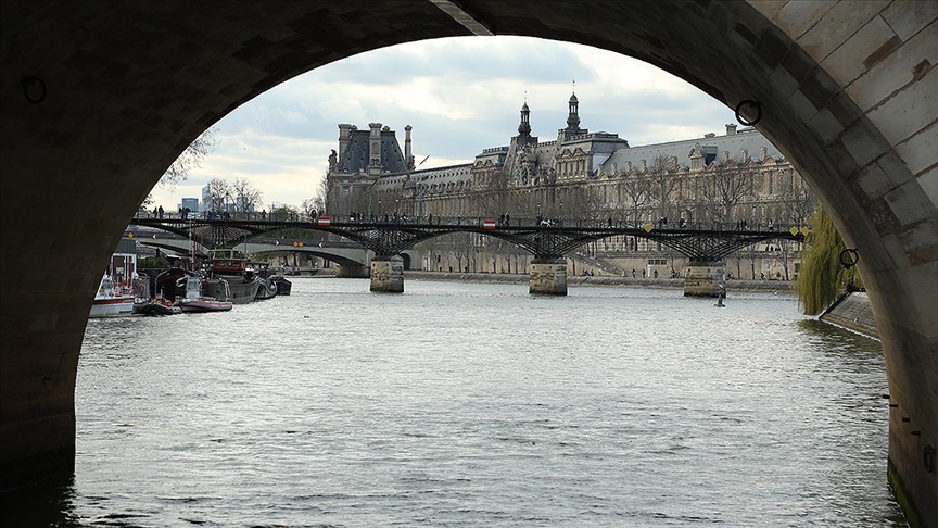 Paris Belediye Başkanı, olimpiyatların yapılacağı kirliliğiyle gündemdeki Sen Nehri'nde yüzdü