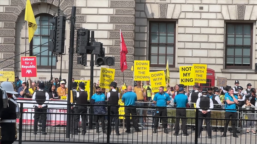 İngiltere'de monarşi karşıtı Republic grubu, parlamento girişinde Kral Charles'ı protesto etti
