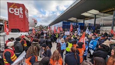 French trade unions give up on strikes in Paris airports following successful negotiations