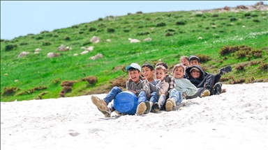 Dok traju ekstremno visoke temperature u svijetu: U turskom Farasinu djeca se sankaju u julu