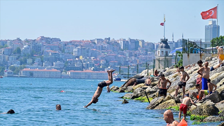 İstanbul'da sıcak hava ve nem nedeniyle sahil ve parklar boş kaldı