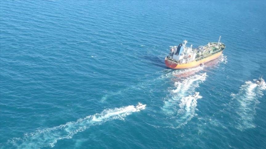В Омане спасли девять членов экипажа перевернувшегося нефтяного танкера