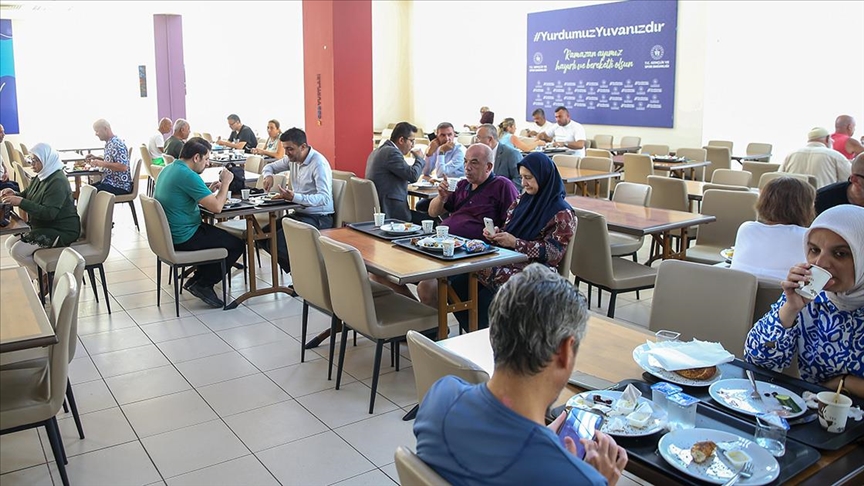Emeklilerin Antalya'daki öğrenci yurtlarında ücretsiz tatili başladı