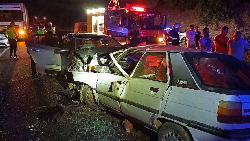 Li ser rêya Antalya-Ispartayê 2 otomobîl li hev qelibîn, 3 kes mirin û 10 kes jî birîndar bûn