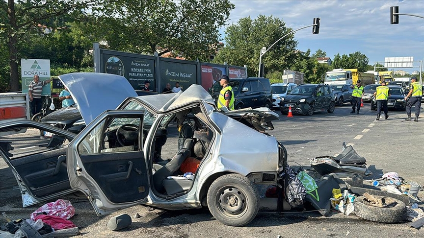 Kocaeli'de tırın çarptığı otomobilde yaralanan 2 çocuk hastanede öldü