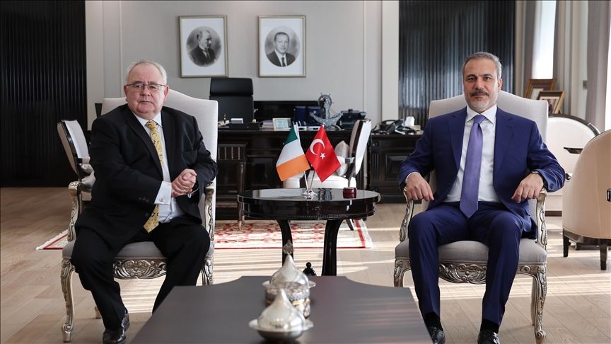 وزير الخارجية التركي يلتقي رئيس البرلمان الأيرلندي