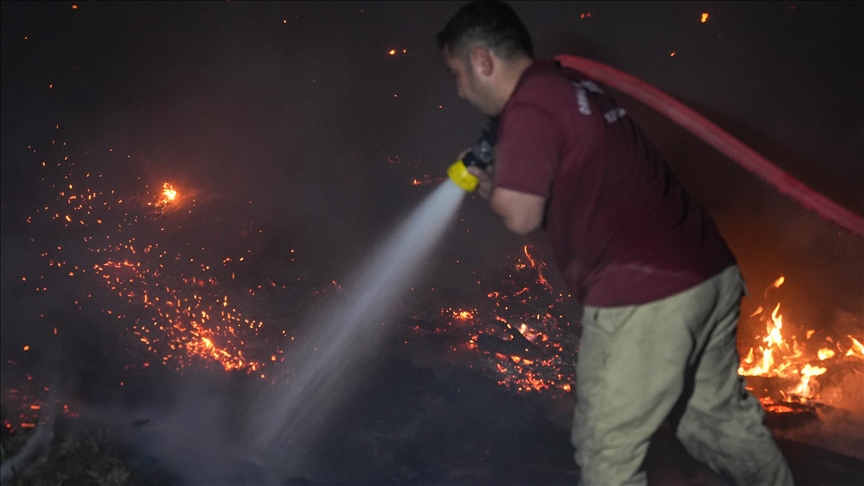 İzmir Gaziemir ve Buca’da çıkan yangının yerleşim yerlerine tehdidi önlendi, Foça’daki yangın kontrol altına alındı